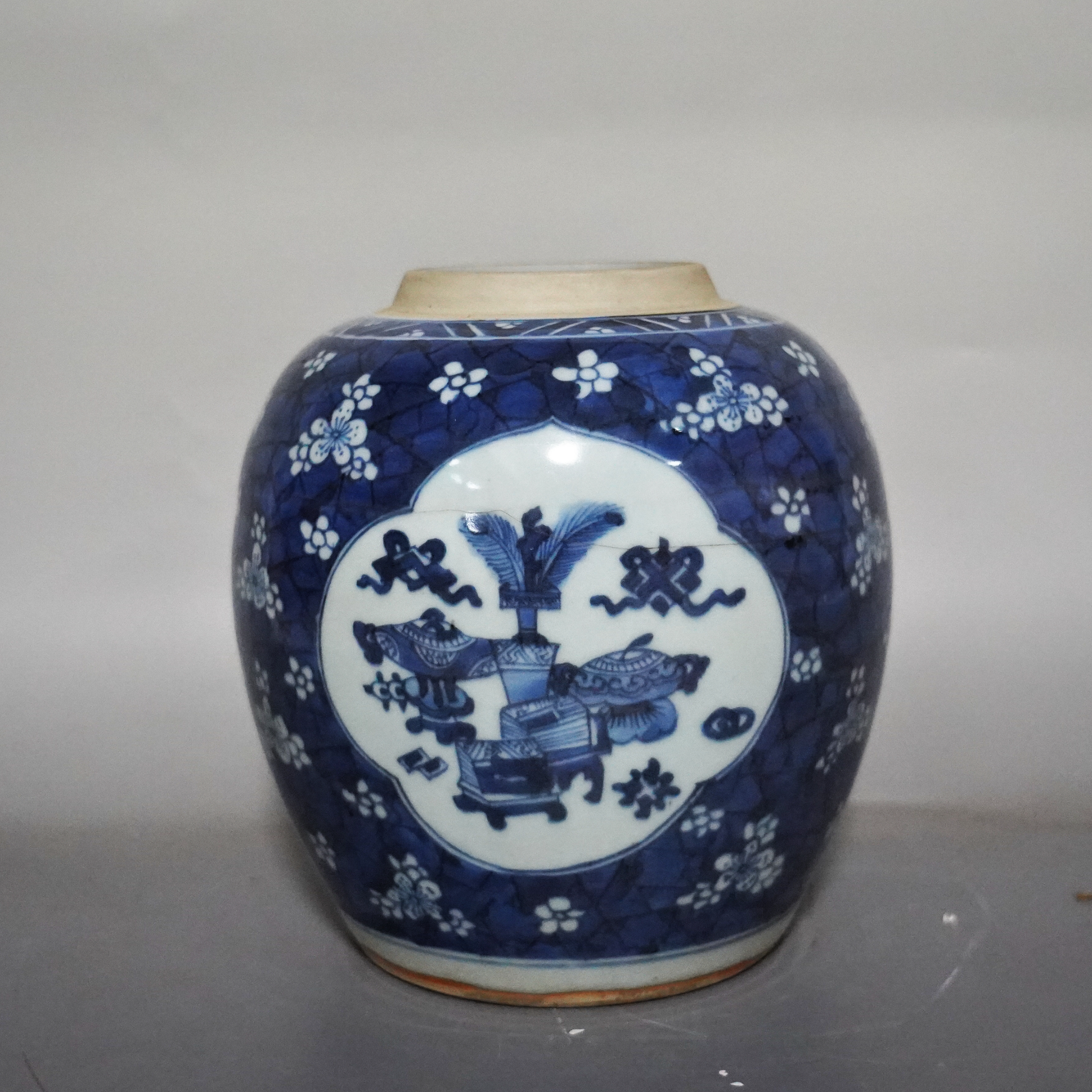 文华藏珍第226期拍品 4 嘉道 青花冰梅开窗博古罐