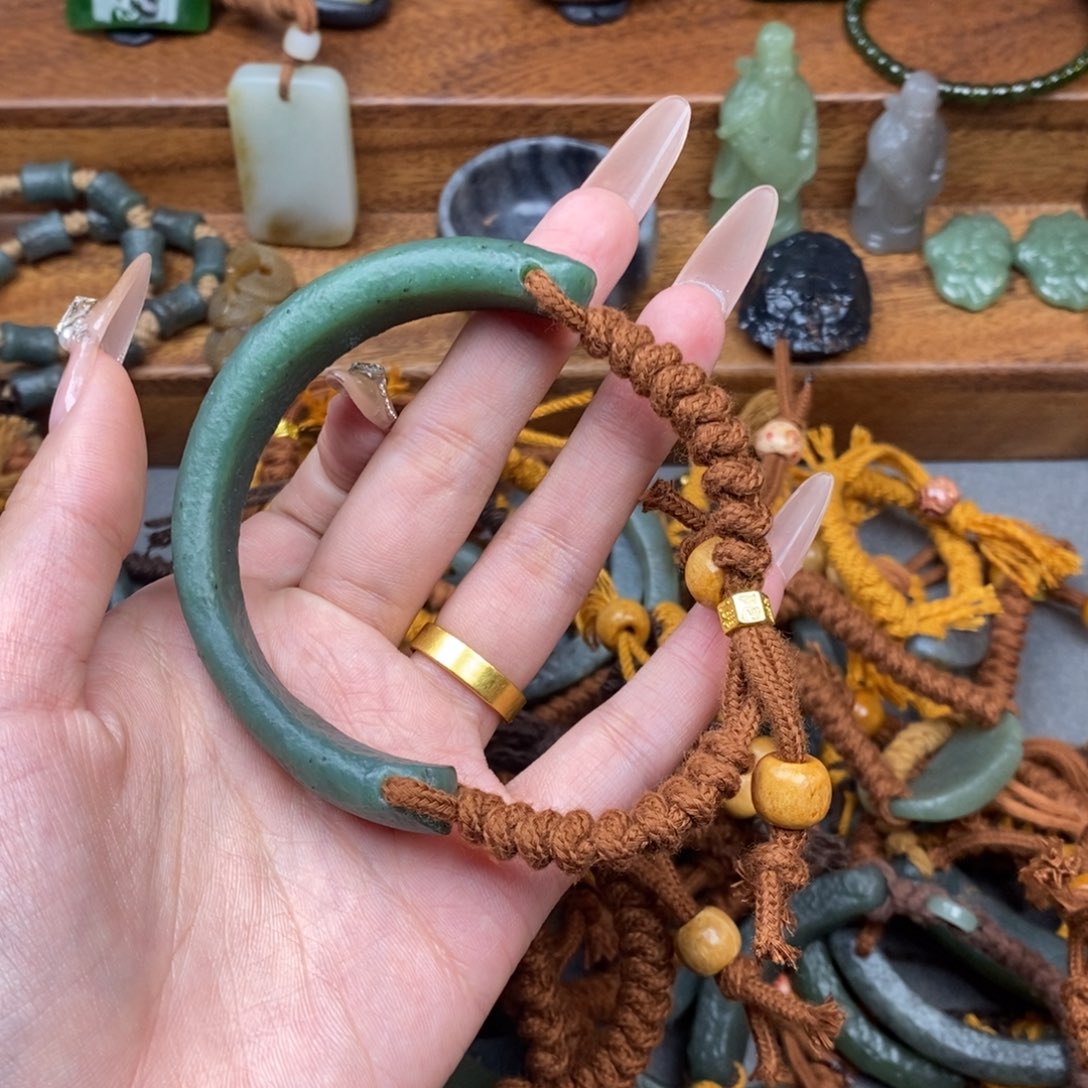 和田玉颈饰未镶嵌同**室