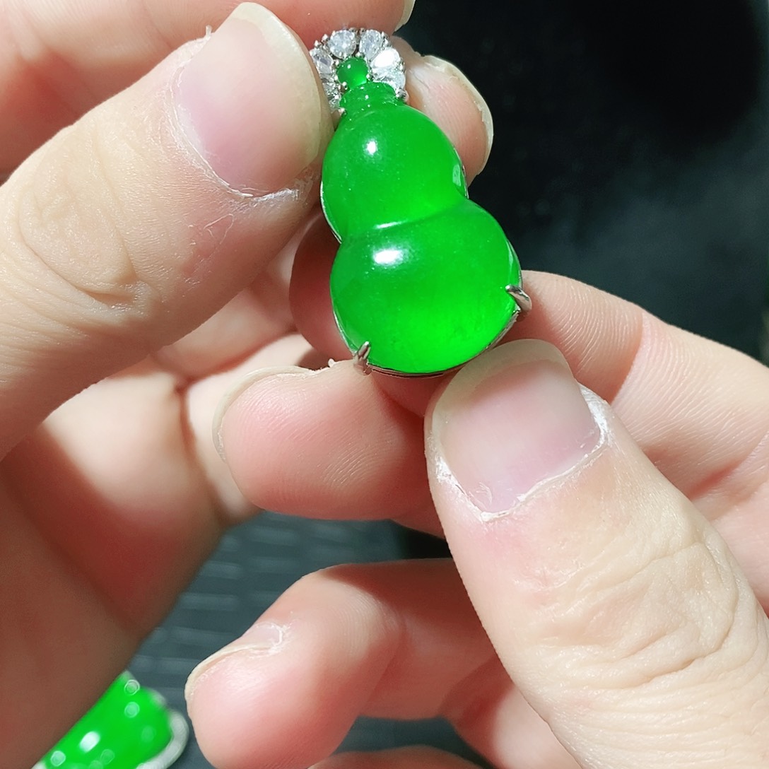 翡翠颈饰银S925镶嵌吊坠