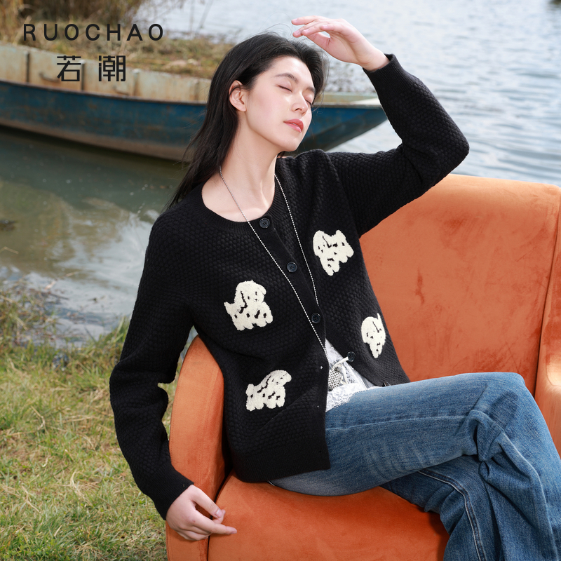 【新品9折抢】三彩大码2026春季新款圆领毛针织开衫宽松小狗绣花胖M