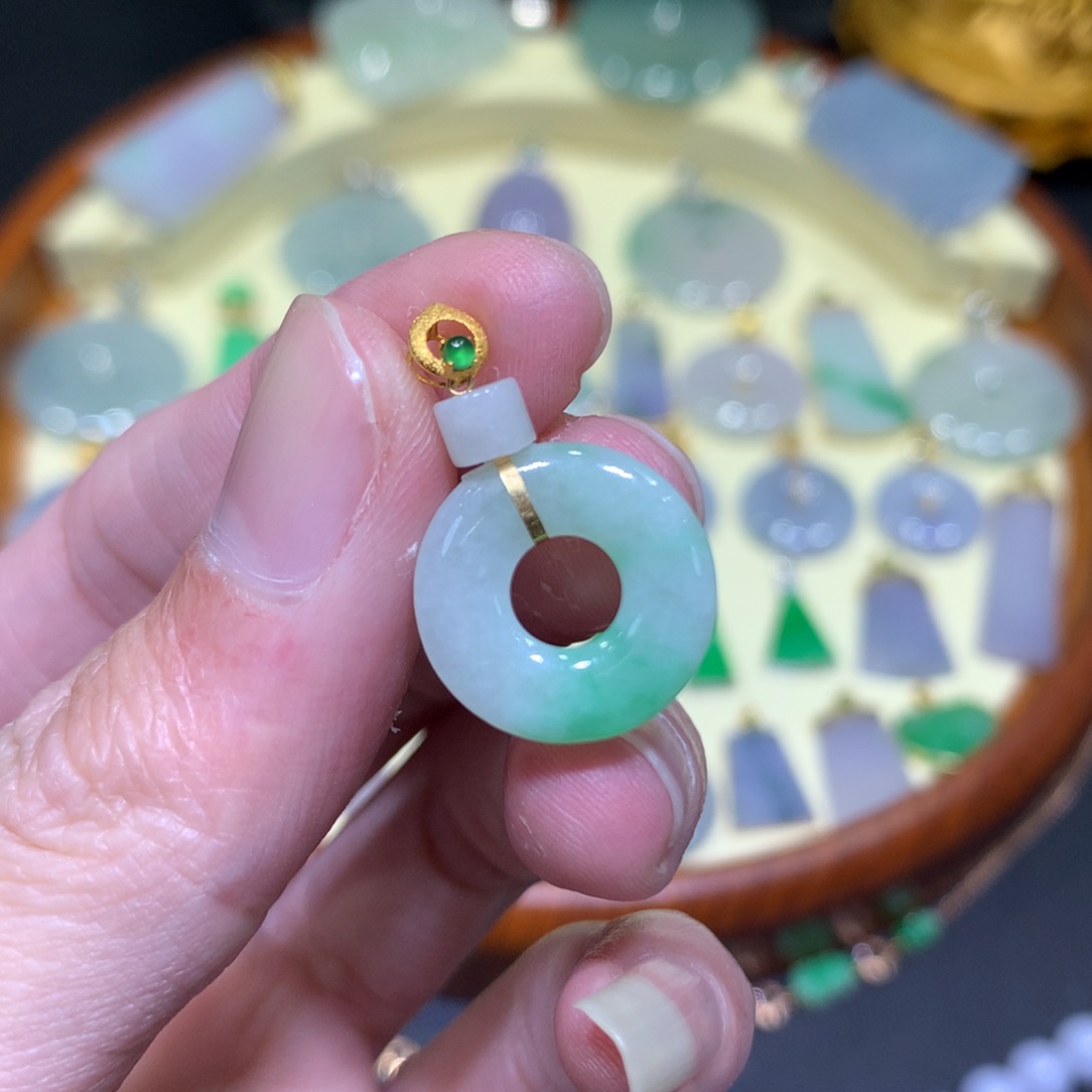 翡翠吊坠(不含链)18K金镶嵌