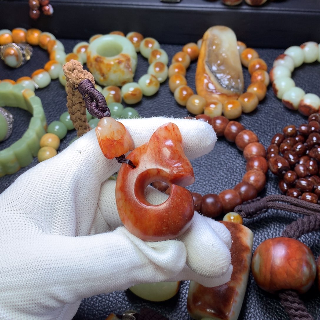 颈饰未镶嵌透闪石质玉浣*沙