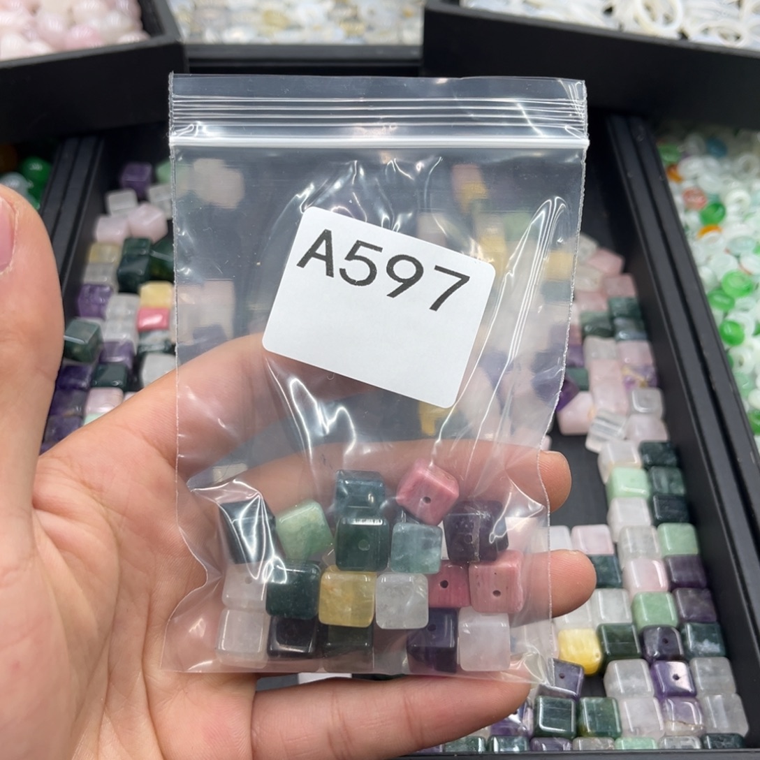 淡***色玛瑙/玉髓合金颈饰