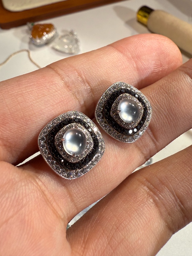 18k镶嵌翡翠蛋面耳钉