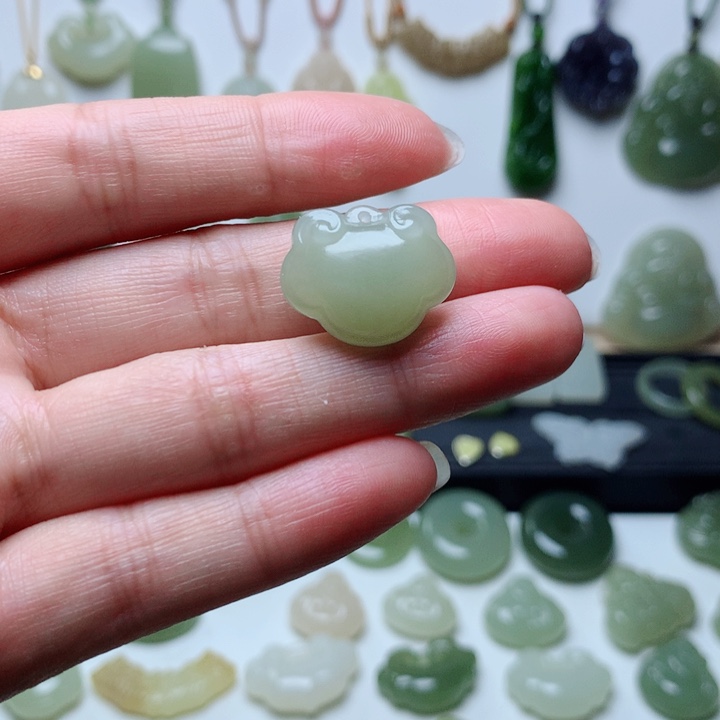 和田玉未镶嵌吊坠