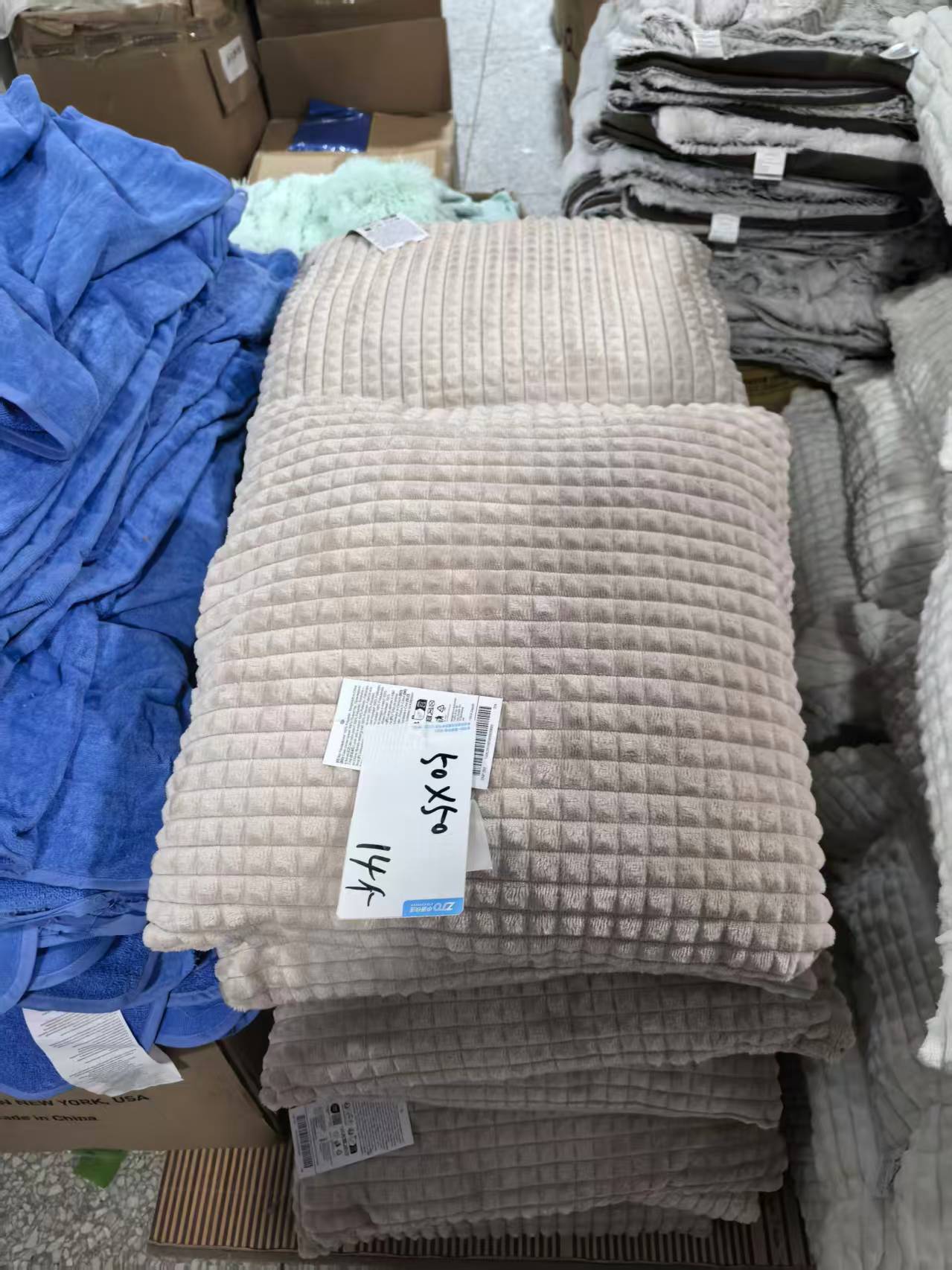 《厚广家》3楼50×50卡其色小方块法兰绒抱枕 发1个 小脏