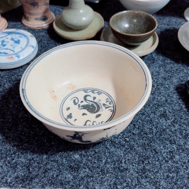 花***居瓷片青花文饰的一个碗