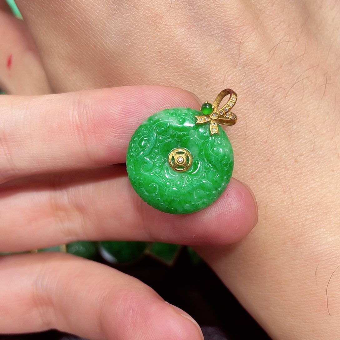 颈饰18K金镶嵌翡翠