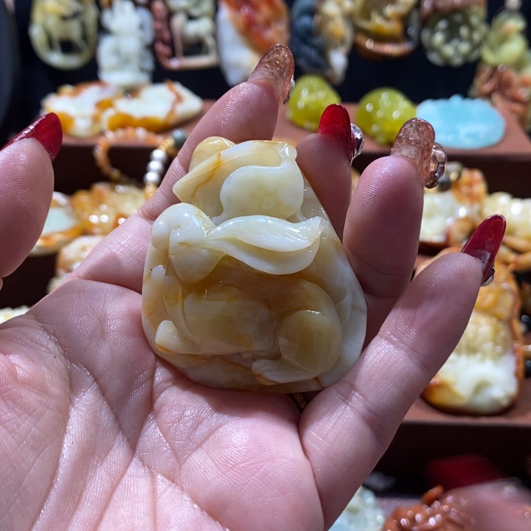 蛇纹石玉颈饰未镶嵌