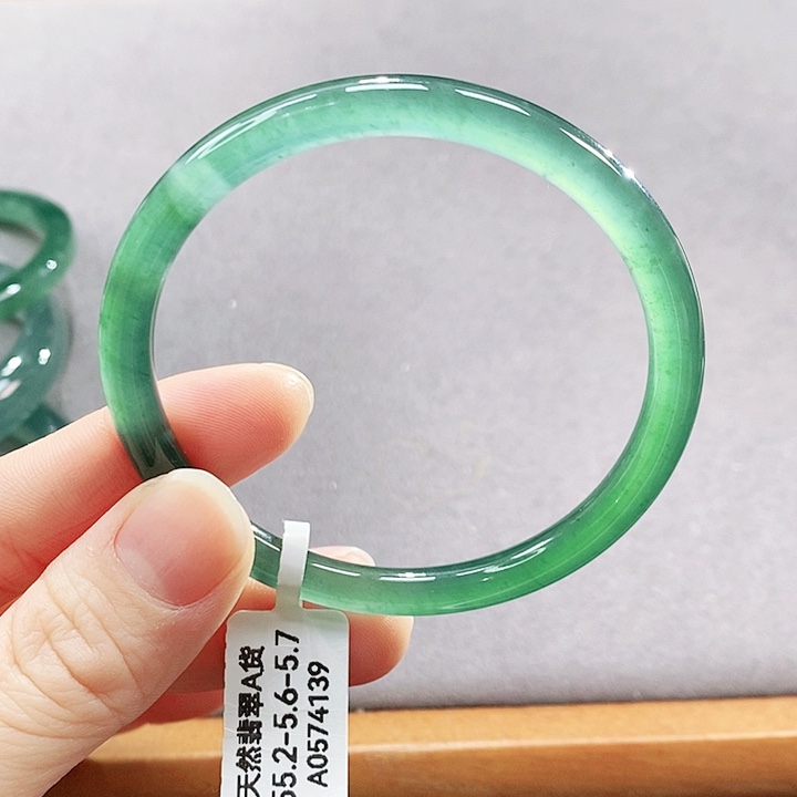 翡翠未镶嵌手镯（圆镯）