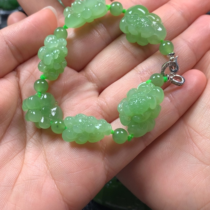 豆***人和田玉未镶嵌颈饰