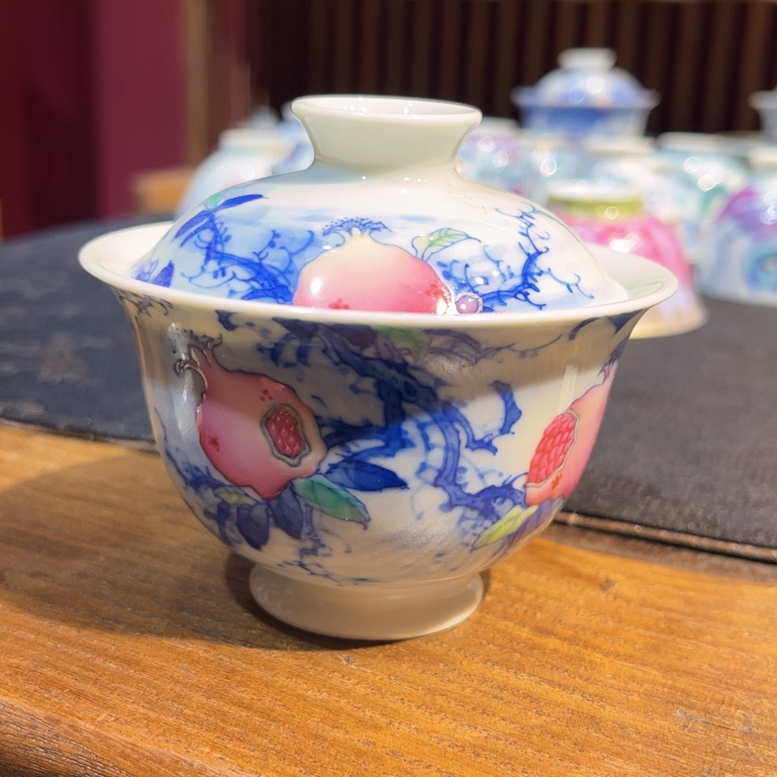 石榴斗彩盖碗。。。。。。。。。。。。。