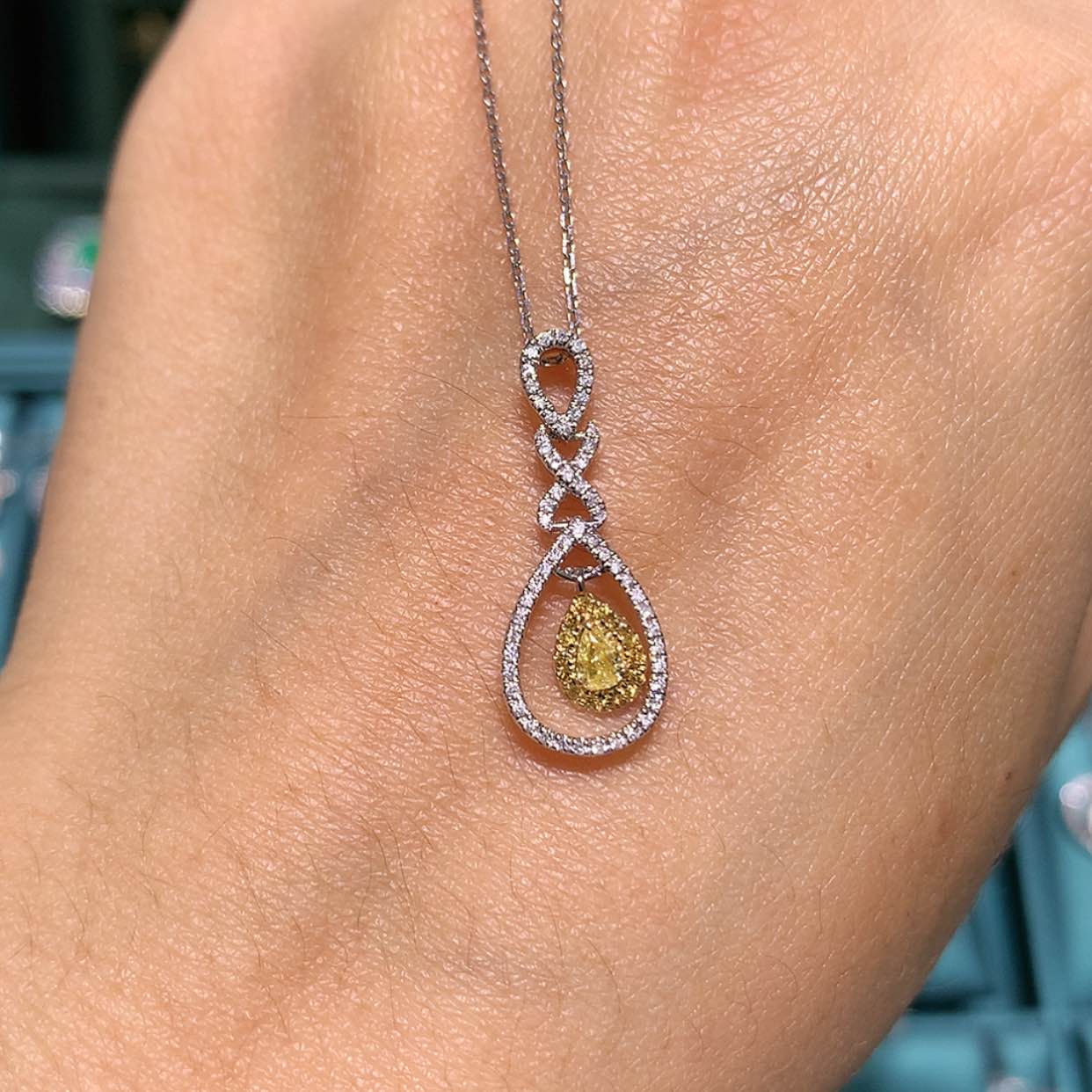 【闪购商品】钻石颈饰18K金镶嵌水滴项链