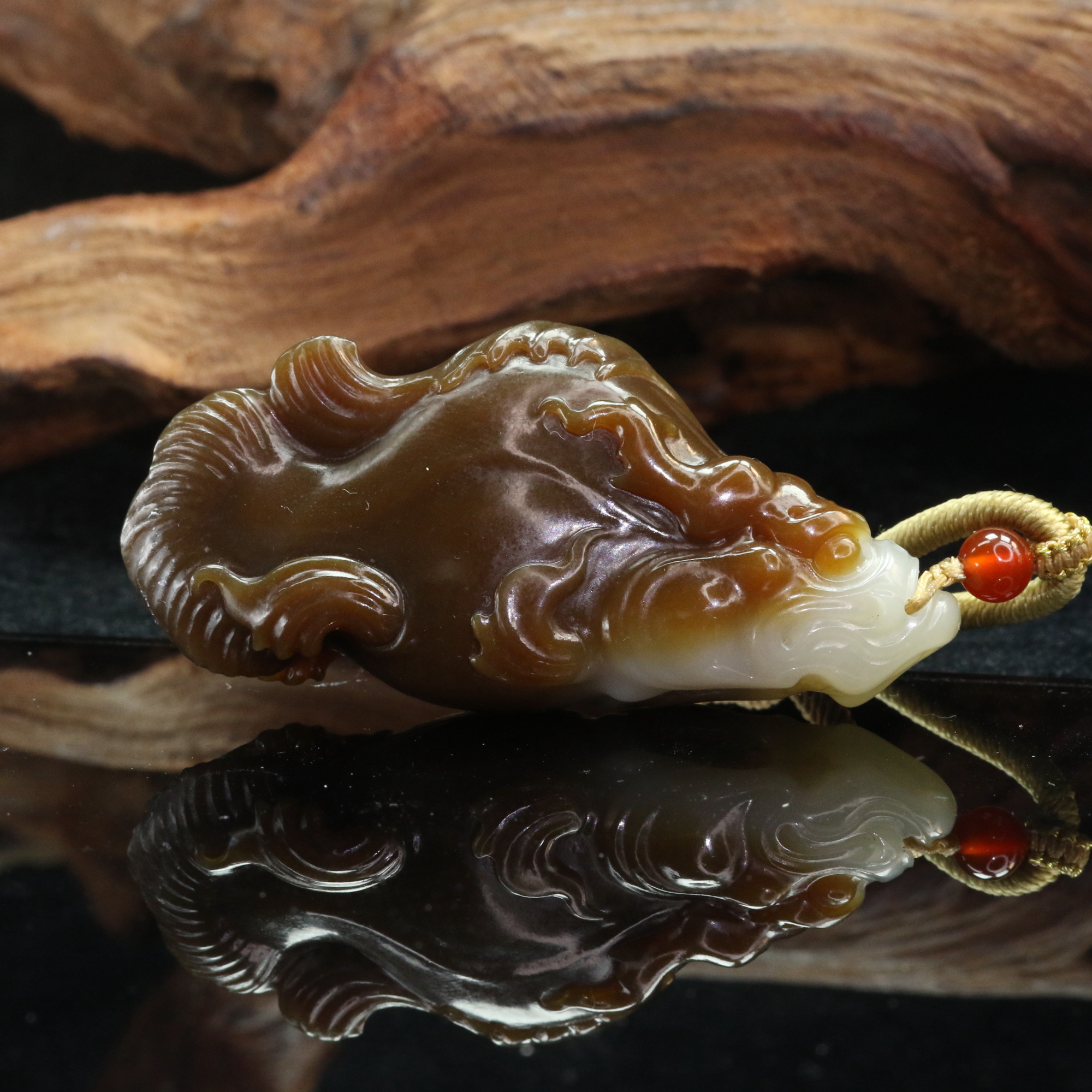 21和田玉且末老红糖白龙鱼吊坠（谭兆威作）/001082北京中保拍卖