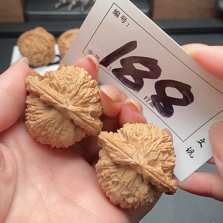 文玩核桃吊坠188号 42尺 白狮子