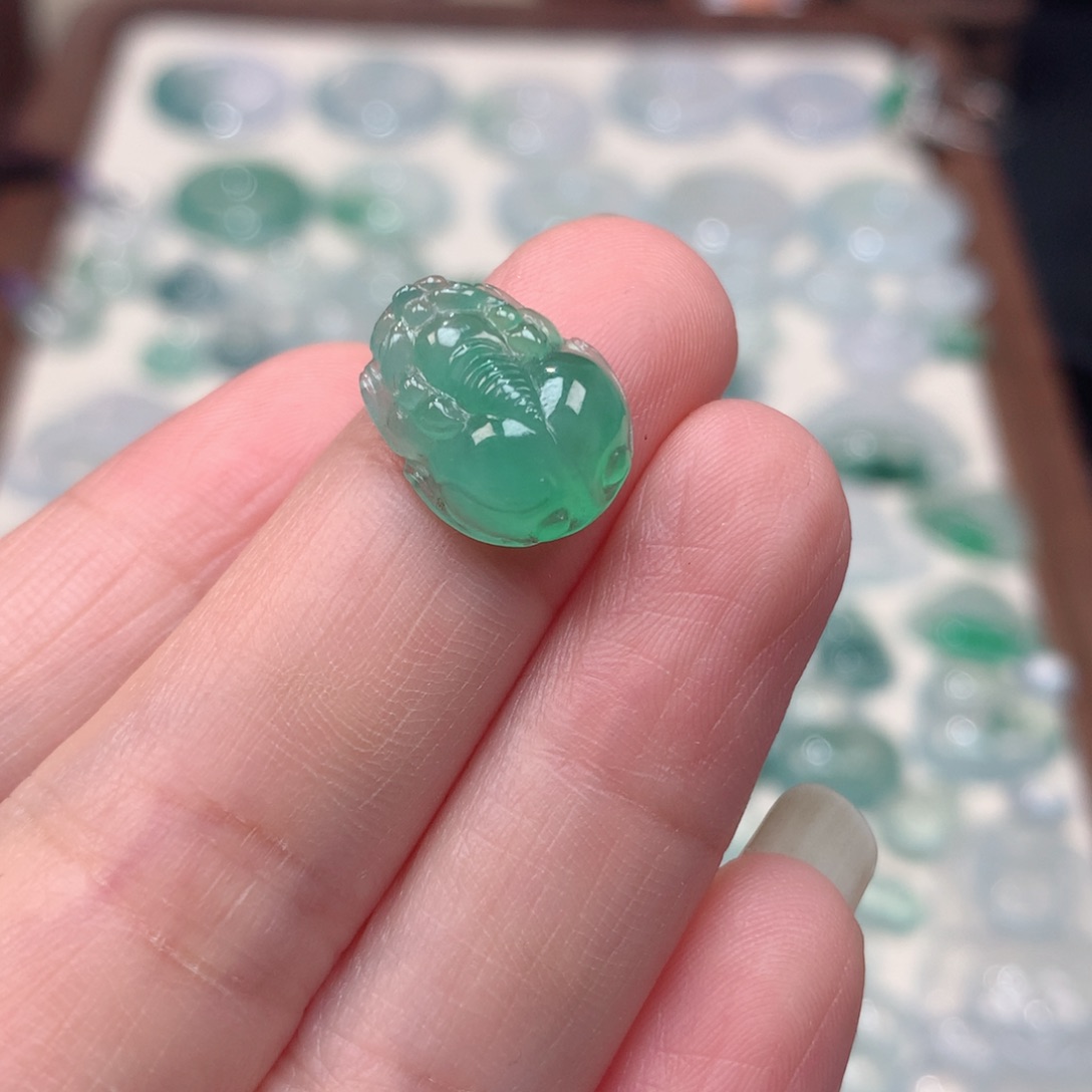 翡翠未镶嵌颈饰冰种阳绿貔貅