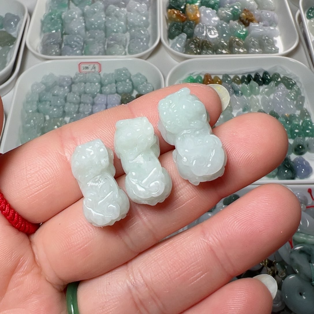 翡翠颈饰未镶嵌两头孔霸王貔貅三个