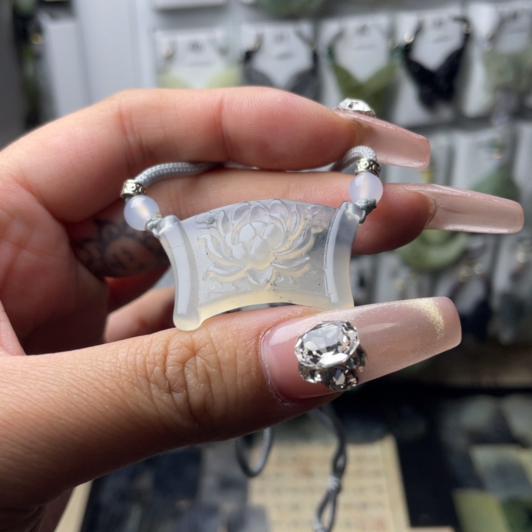 岫玉颈饰未镶嵌花卷