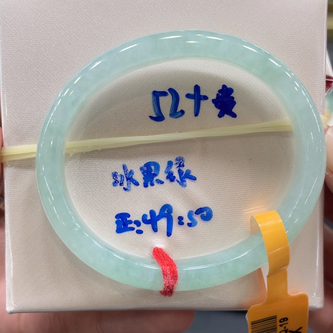 翡翠手镯未镶嵌翡翠手镯