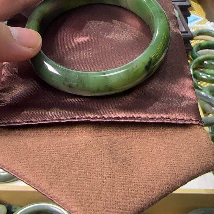 米***米和田玉（碧玉）未镶嵌手镯