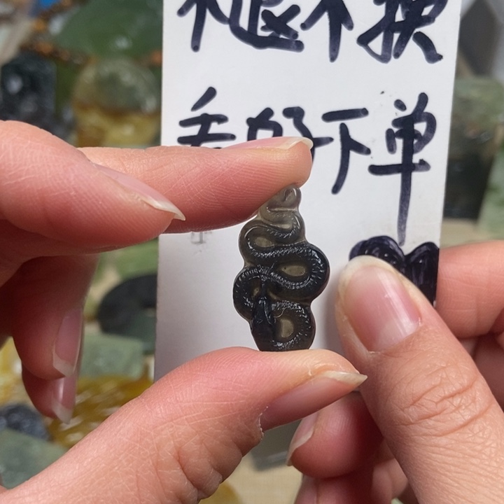 蛇纹石玉颈饰未镶嵌