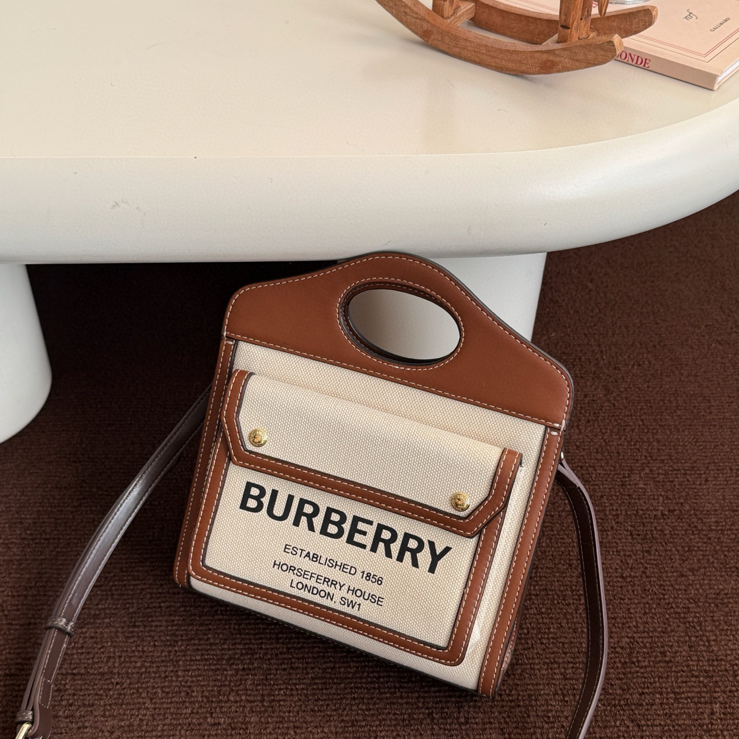 95新 BURBERRY/博柏利 帆布棕色信封title单肩斜挎包