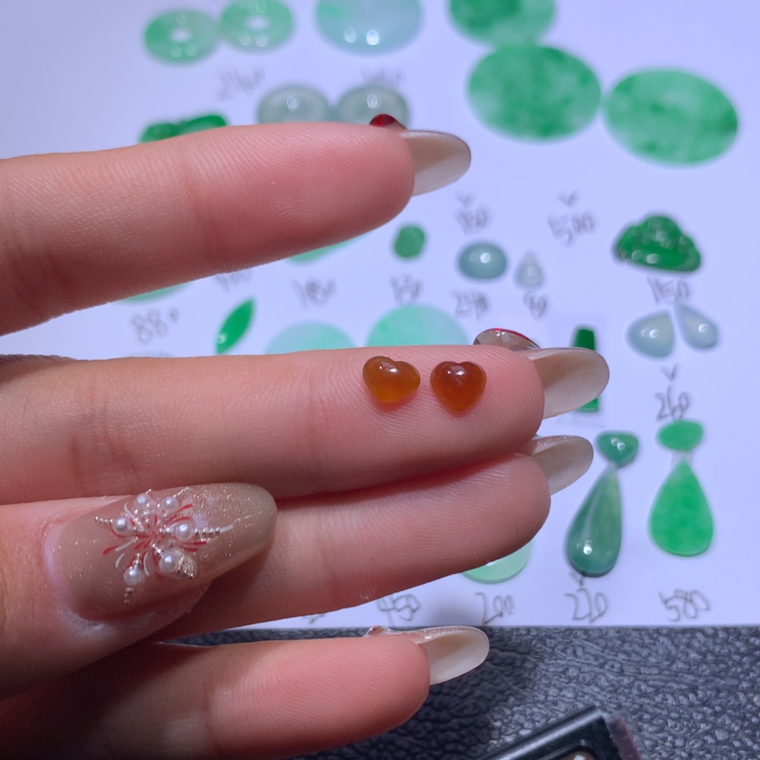 翡翠颈饰未镶嵌一对