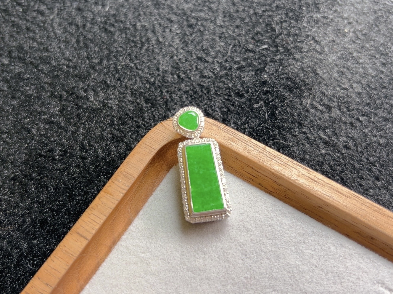 纯天然A货缅甸翡翠辣绿无事牌吊坠07
