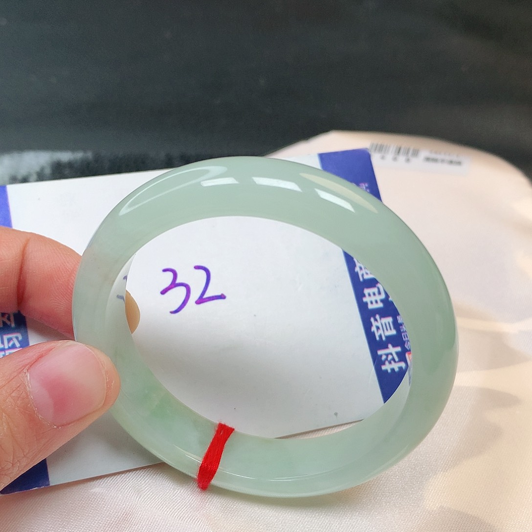 翡翠手镯未镶嵌王***友32号