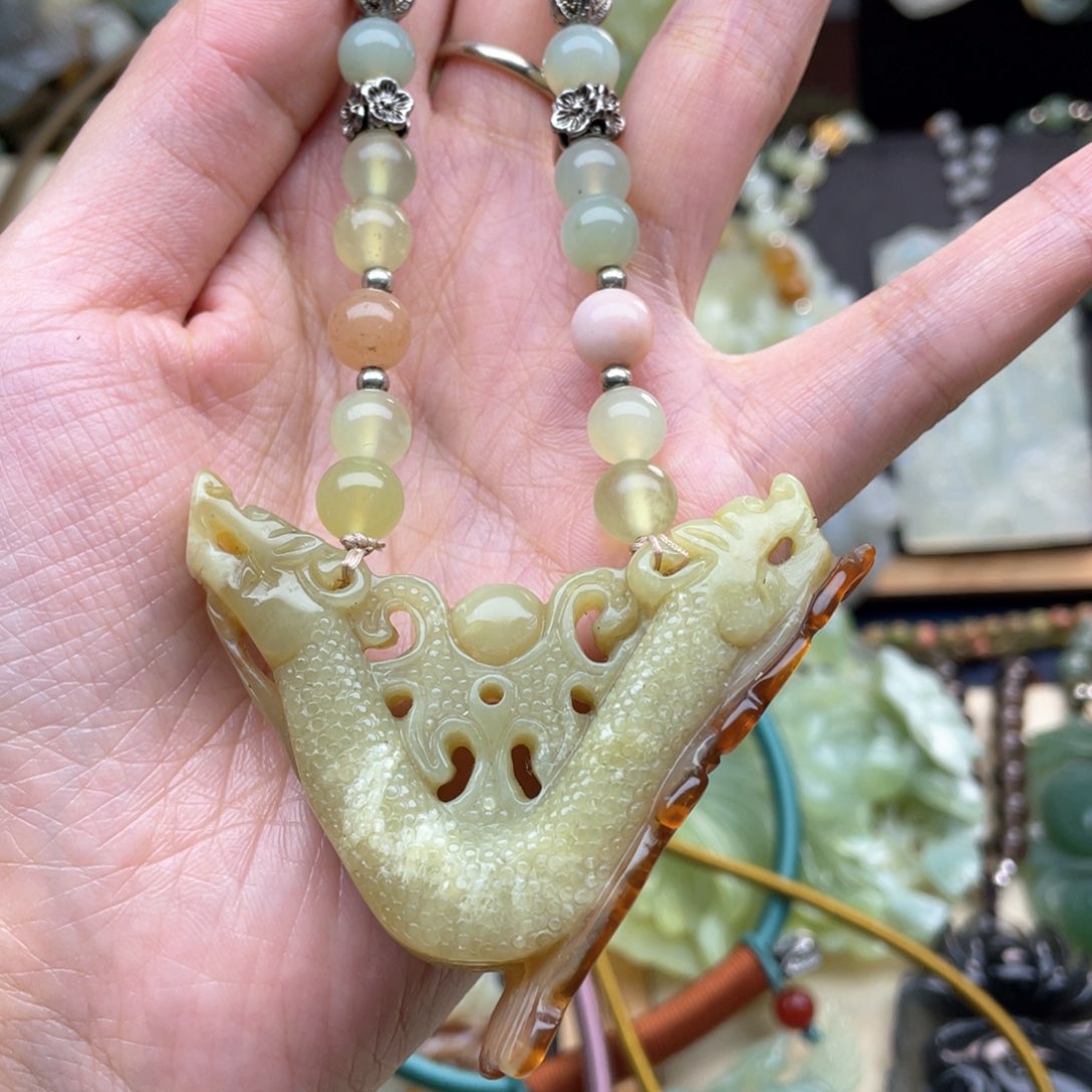 蛇纹石玉颈饰未镶嵌