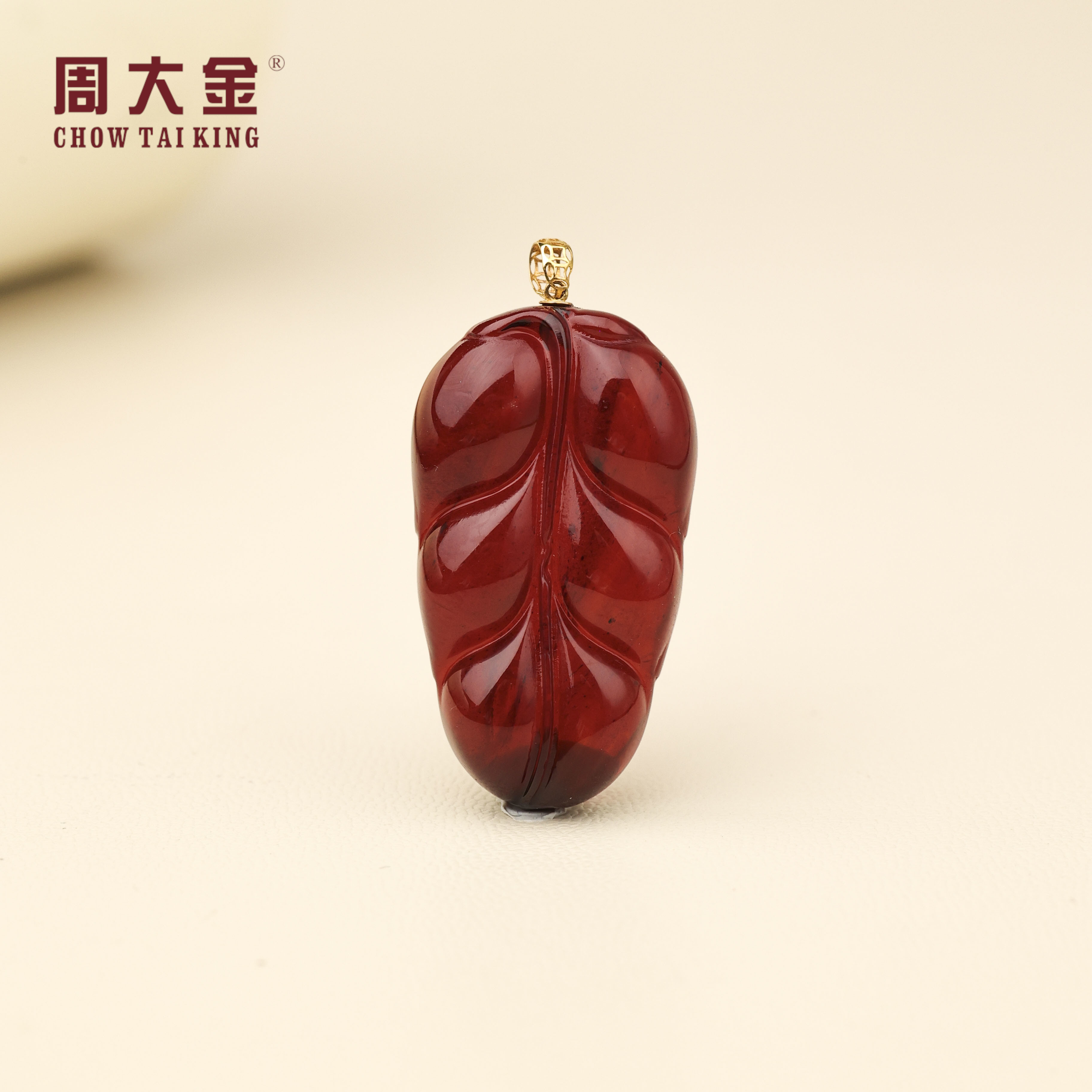 【周大金玉石】18k金琥珀叶子吊坠-D10753-菲