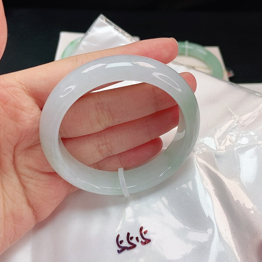 翡翠手镯未镶嵌正圈