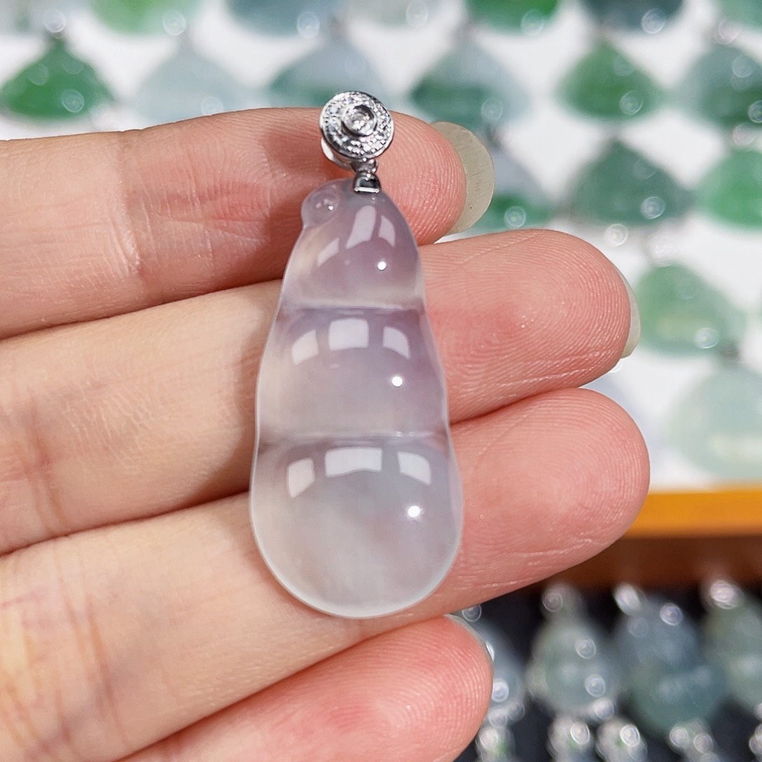 翡翠18K金镶嵌颈饰吊坠