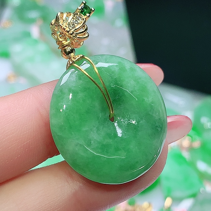 翡翠未镶嵌颈饰翡翠多样性发其一