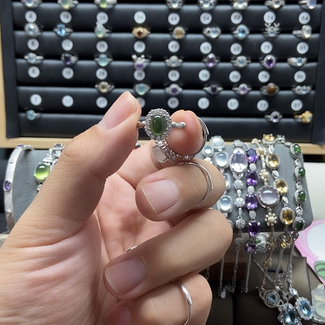 银S925镶嵌蛇纹石玉手链?