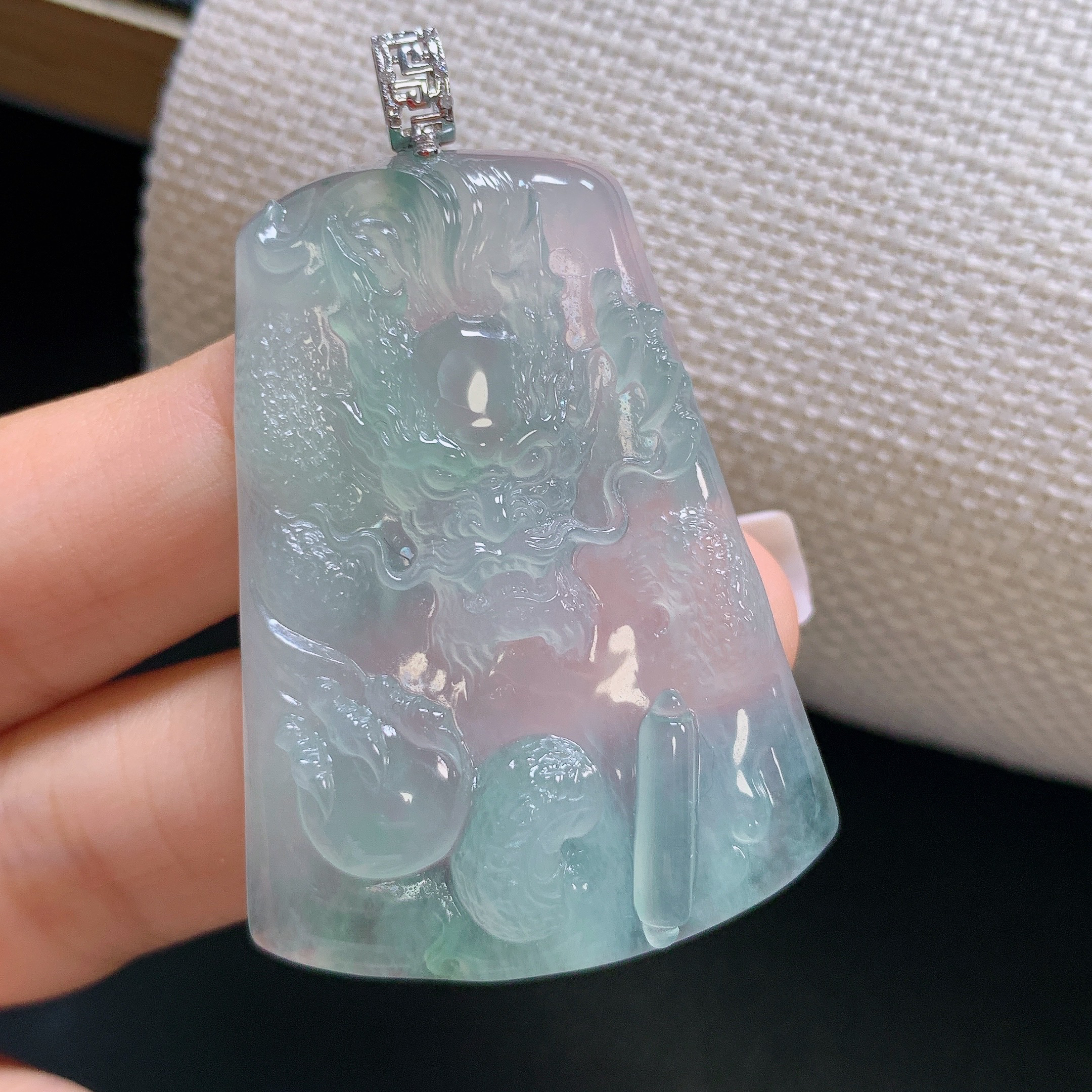 缅甸天然A货翡翠镶嵌18k金冰种飘绿霸气龙牌吊坠精雕高冰