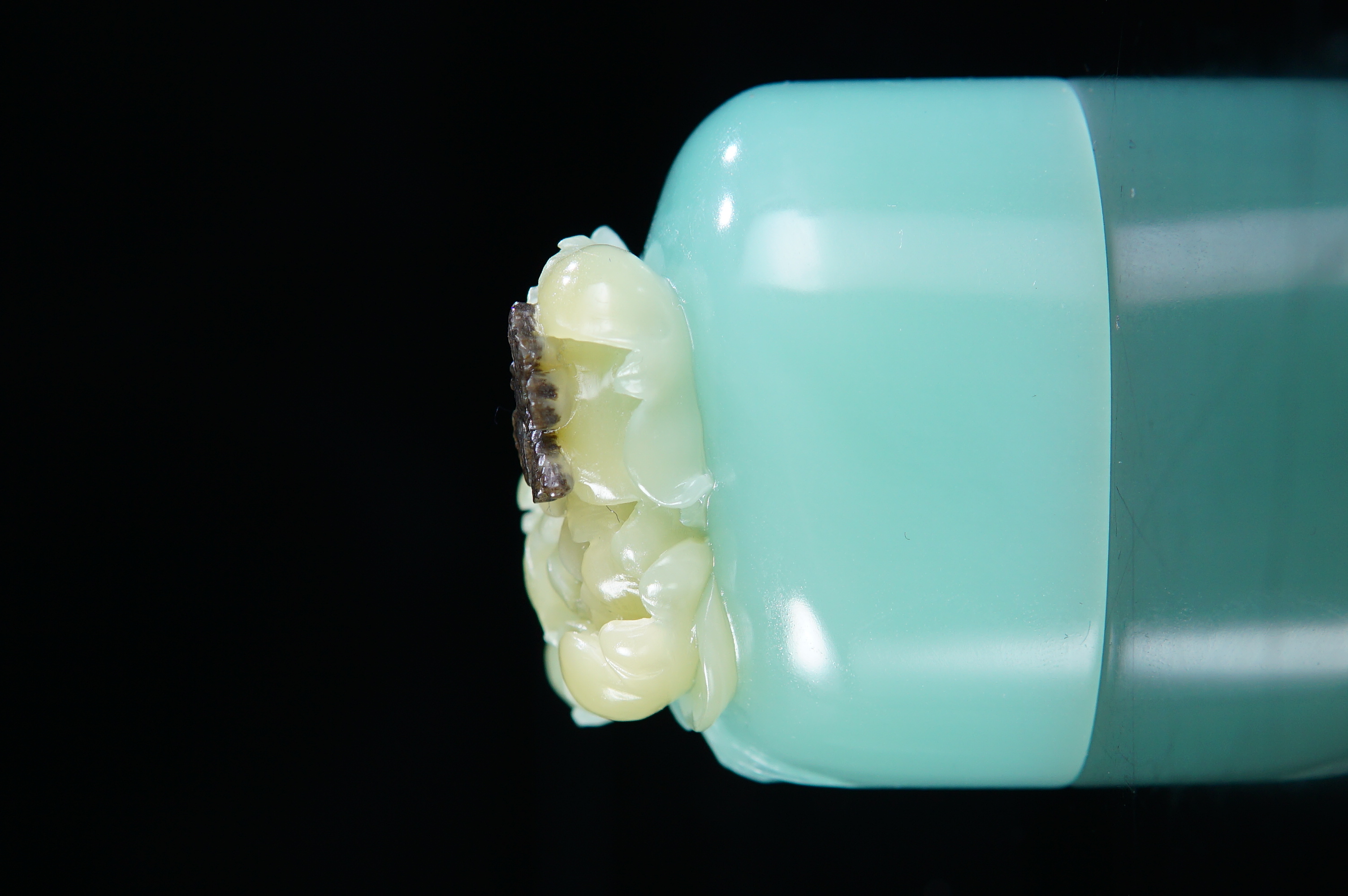 梅子青椭圆章，尺寸：4.3-3.3-3.3cm，题材：花开富贵，材质：梅子青