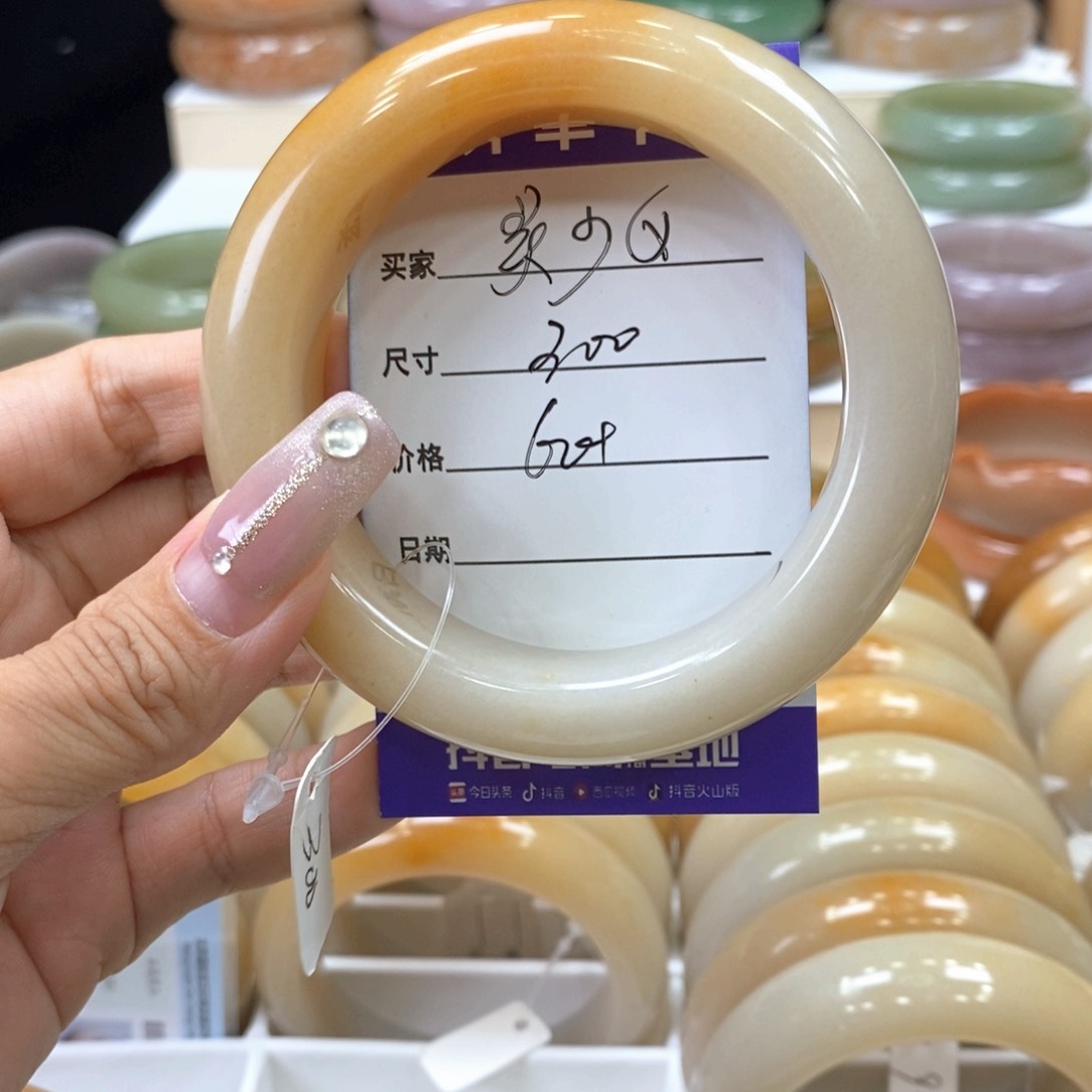 石英岩玉手镯未镶嵌美*女
