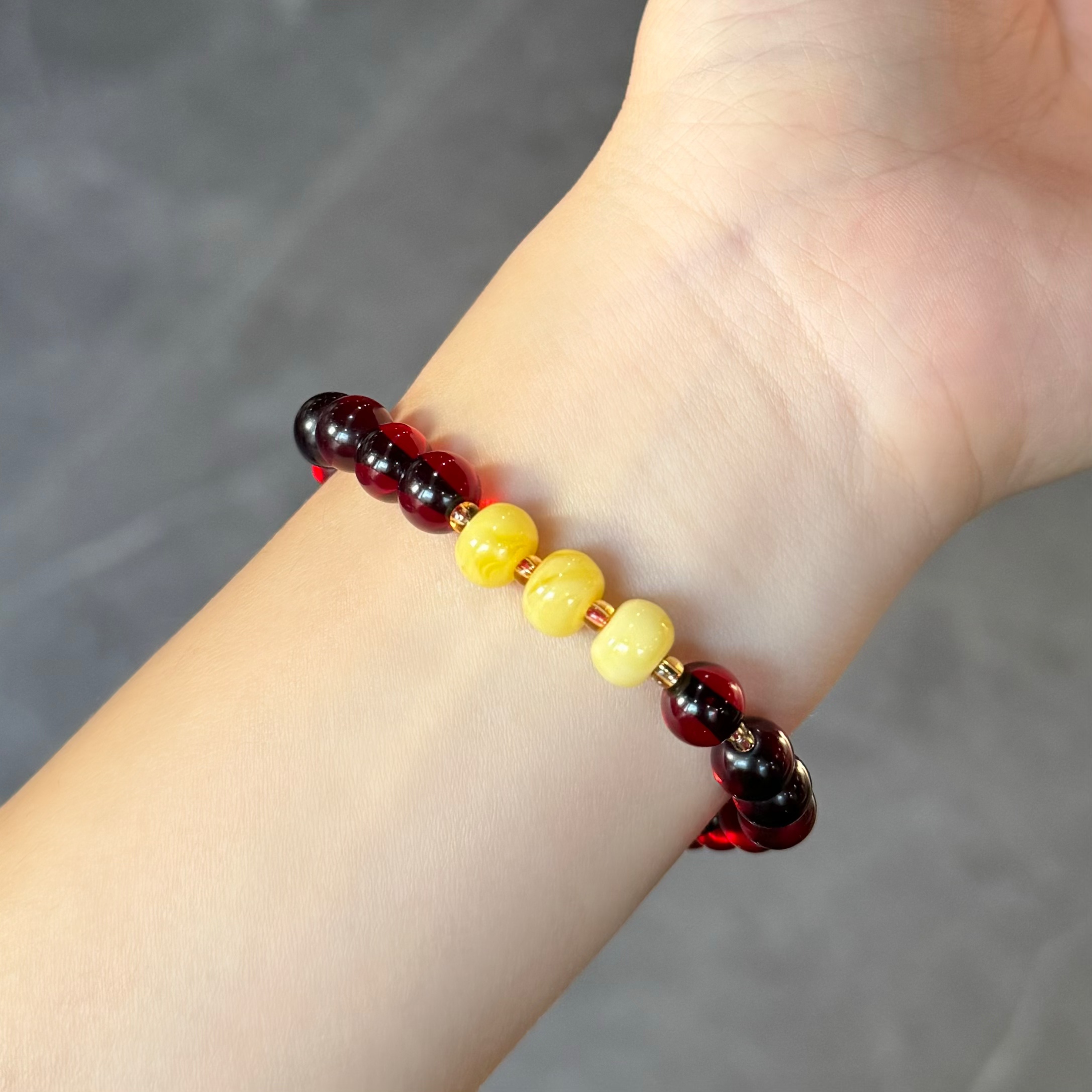 净水血泊配鸡油黄蜜蜡手串（多样性发一件）B-59