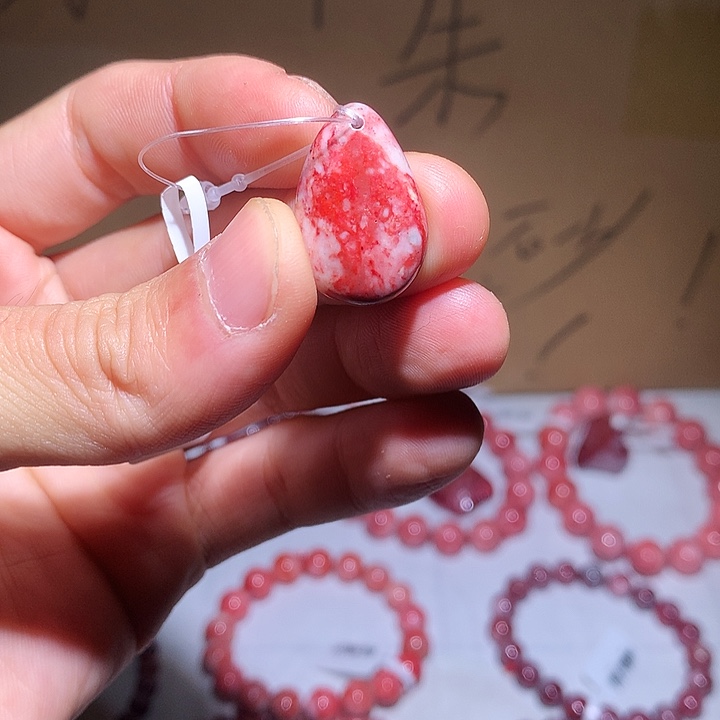 天然辰砂原石吊坠