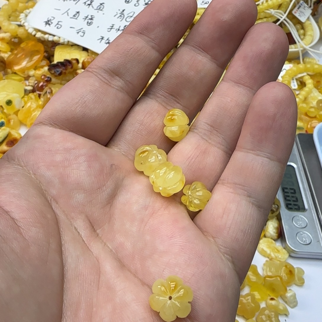 幸***曼琥珀未镶嵌裸石2.8克