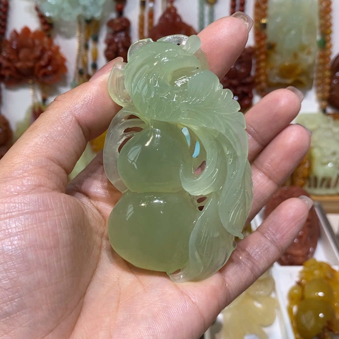 风***好蛇纹石玉未镶嵌颈饰