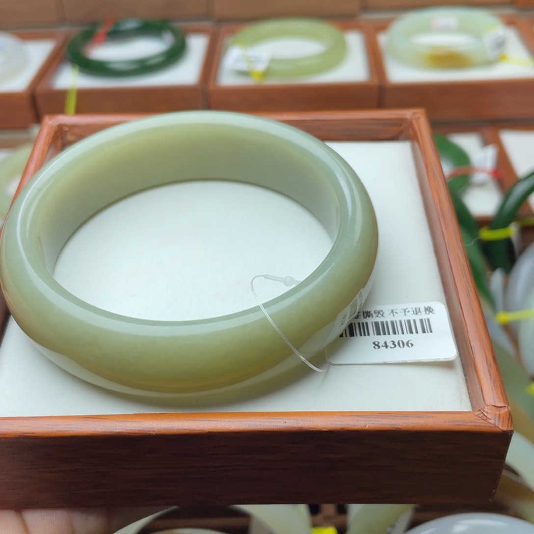 【闪购商品】和田玉手镯未镶嵌60