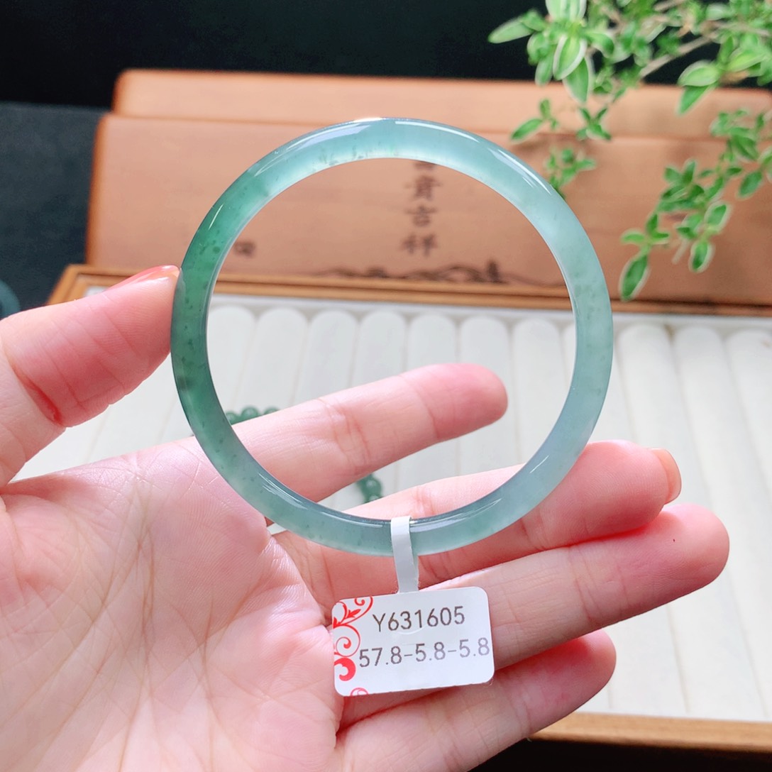 未镶嵌手镯（圆镯）翡翠