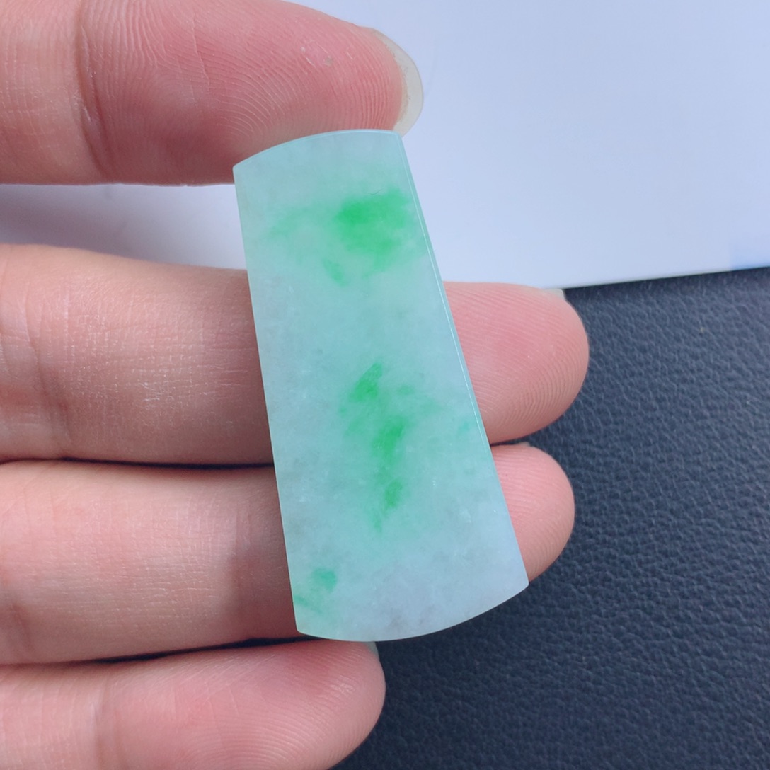 翡翠颈饰未镶嵌无事牌