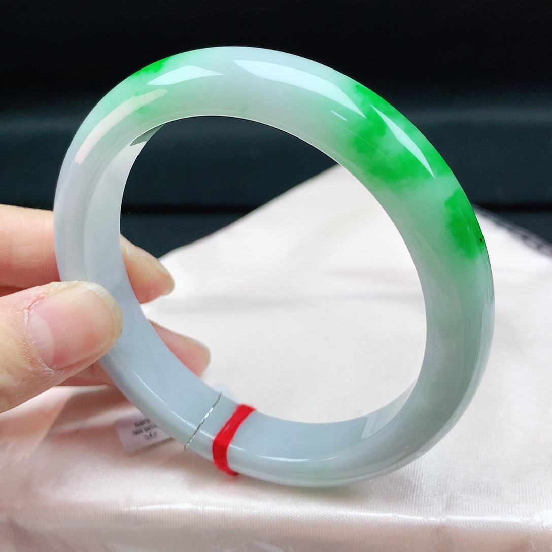 翡翠手镯未镶嵌60圈