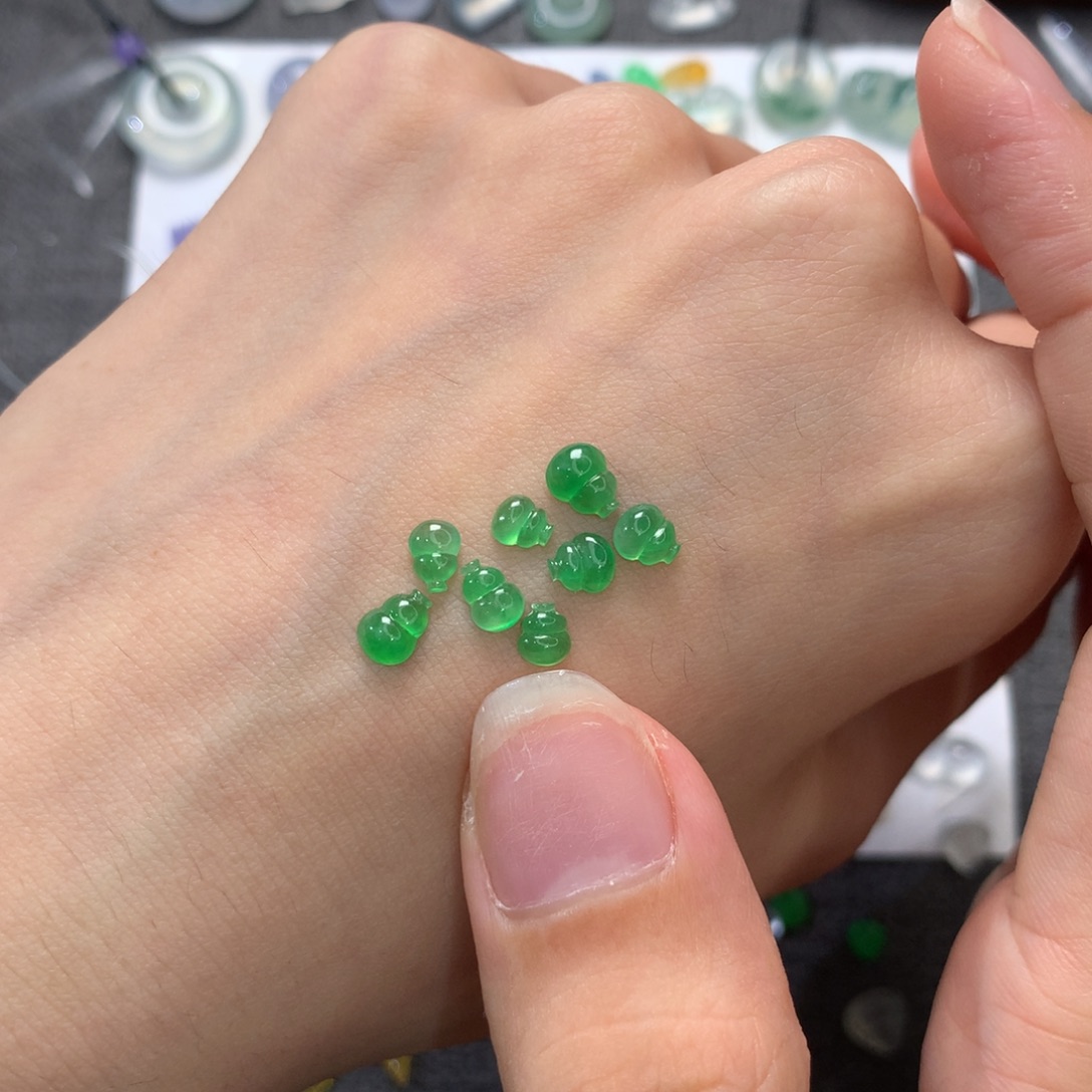 O***D翡翠未镶嵌颈饰葫芦八个