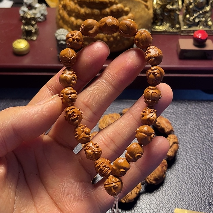 龙纹桃核雕刻怪脸罗汉