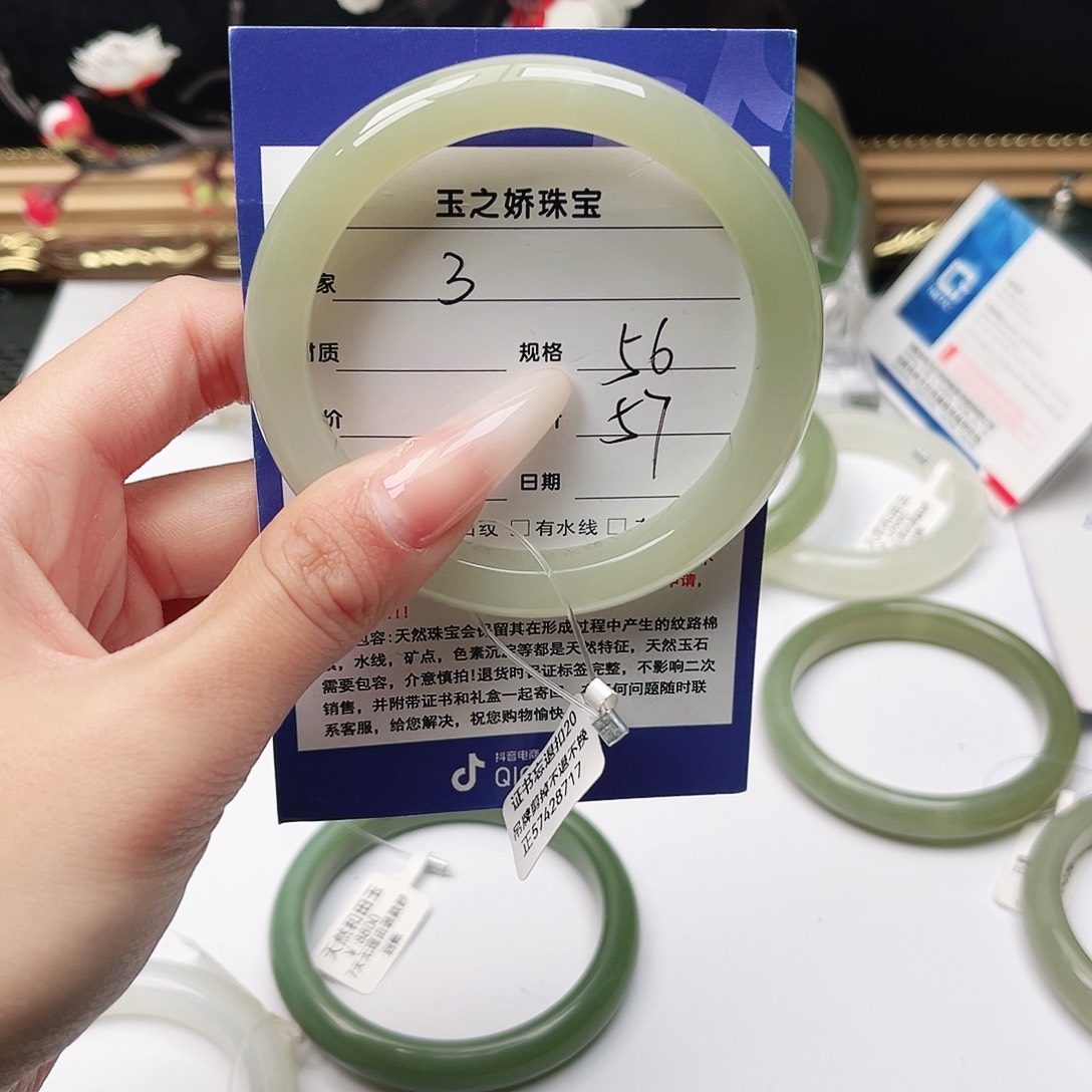 小***胖和田玉未镶嵌手镯