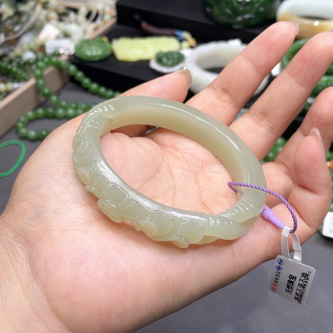 和田玉手镯60圈口18未镶嵌